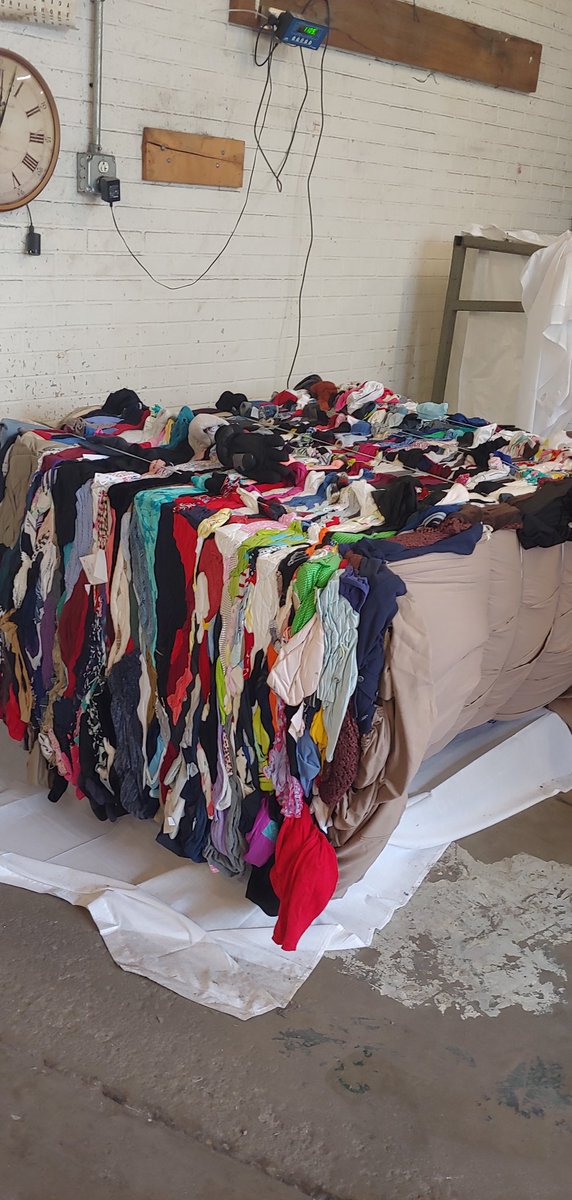 MissFahrbach's tweet photo. 40 kids helped at Wheeler Mission today! We "baled" over 1000 pounds of clothes to donate to 3rd world countries. We also sorted boxes to be sold at the thrift store or given to homeless. Thank you @WheelerMission for allowing us to come in and serve today! #ServiceDay @SPX7200 https://t.co/Sw5lMENYKC