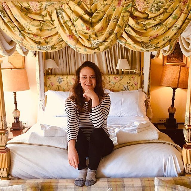 MonBretonLondon's tweet photo. Sweet dreams are made of these 🎀🎀🎀🎀 @isla_simpson  #ruffles #bows #fourposterbed #chintz #pattern #interiorgoals #stripes #getaway #easterweekend #chatsworth https://t.co/uQbnTDq8ZW https://t.co/YR4aPC2lA4