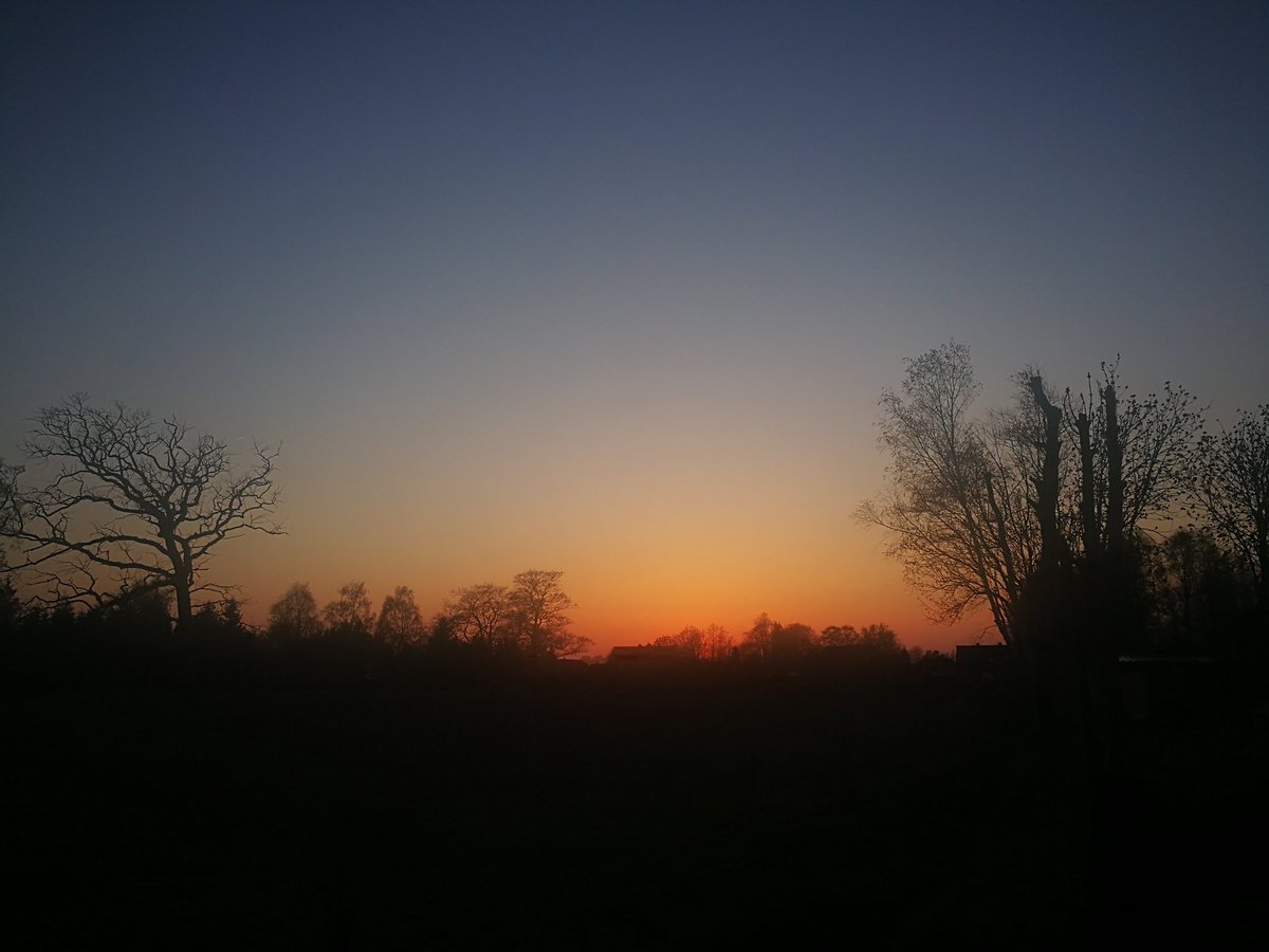 mitMirGermania's tweet photo. De un lado y del otro desde mi ventana.
No viviré en el mejor lugar del mundo, pero ésto es TODO mi mundo... ,🏘️🙏💕
#felizConPoco
#miCasa #Alemania #sunset #luna #mond #halbemond https://t.co/rlRdTyDIr7