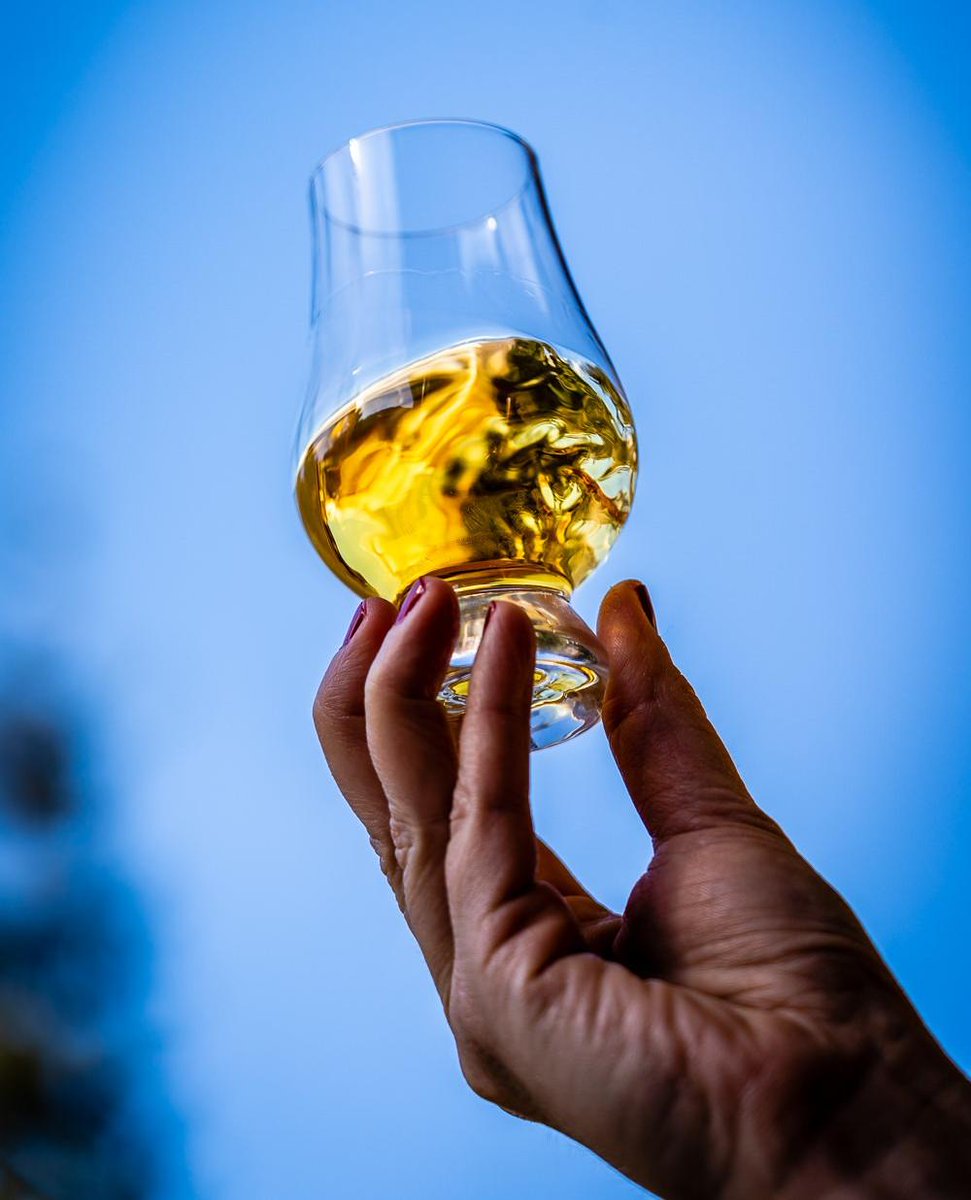 TheUsquaebach's tweet image. Swirling releases whisky aromas the same way it does for wine, allowing for a truer expression on the nose. Just be sure to let it settle briefly before nosing to prevent sensory overload from the alcohol released.

#usquaebach #nosing #whisky #wateroflife