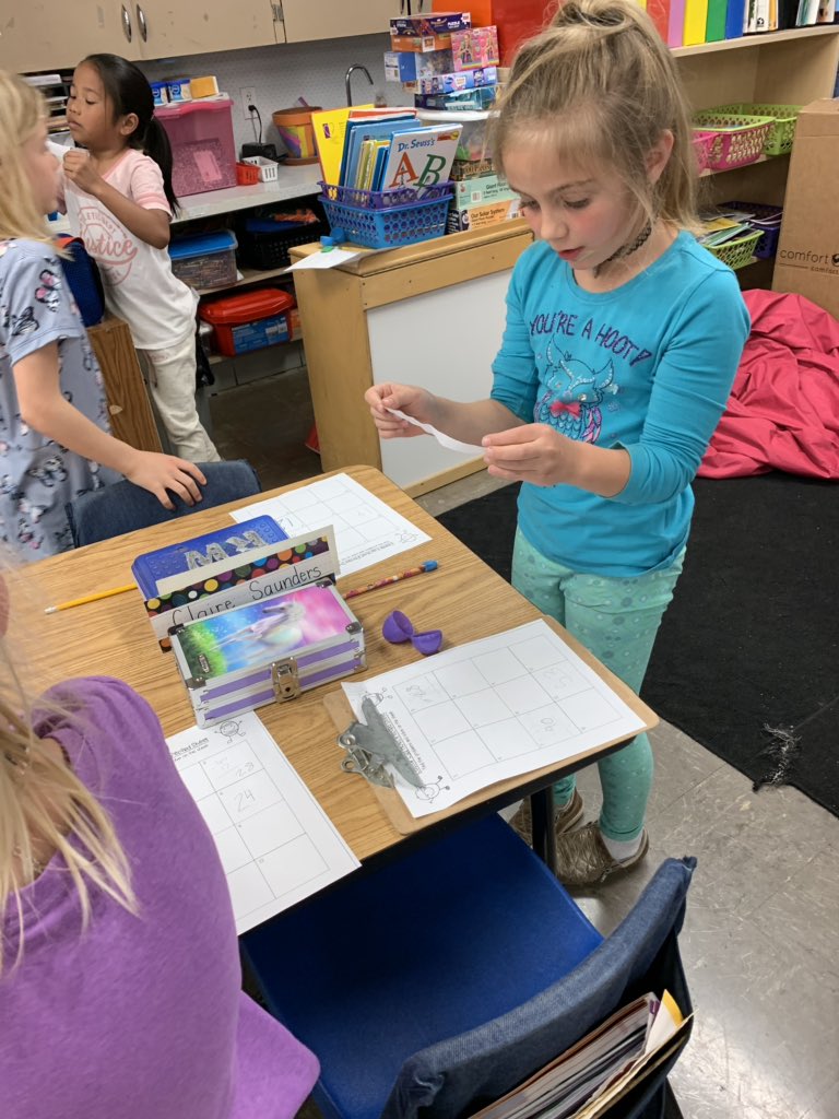 MsHeatherEw's tweet photo. Ss completing math problems found inside eggs on our egg hunt! #engagingrelevantpersonal #Pershingproud @PershingElem https://t.co/n9If4IVa9T