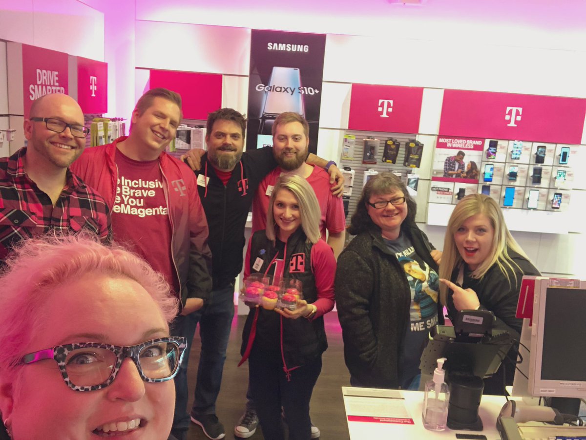 DenaPavlo's tweet image. Hello customer obsessed Eagan team! What a fun surprise to see Marissa a 10 year customer &amp;amp; someone I play softball with pop in while we were there! #BeYou #AllyShip #AllyDay2019 #GR8✈️✈️ @BuddeGail @richgarwood @MissayinMN @Arhalster @cresspective