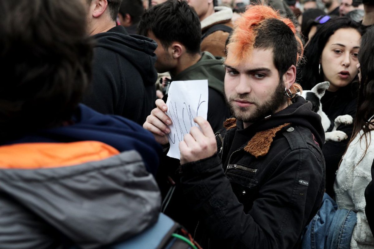 carrizosacarlos's tweet photo. Esta mañana en Vic pensaba que el simpático joven de la cresta naranja se la había teñido así porque era forofo de Cs. Luego he visto su cartel xenófobo y supremacista que llama "COLONS" a sus conciudadanos. Así que es más de Torra y su nacionalismo rancio, a pesar de su juventud https://t.co/eoTfCSfEvH