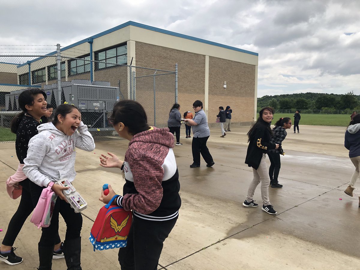 GuildaQuintero's tweet image. We might be the oldest students in our school, but at the end of the day we are still kids! #HappyEaster #happy5thgraders ❤️