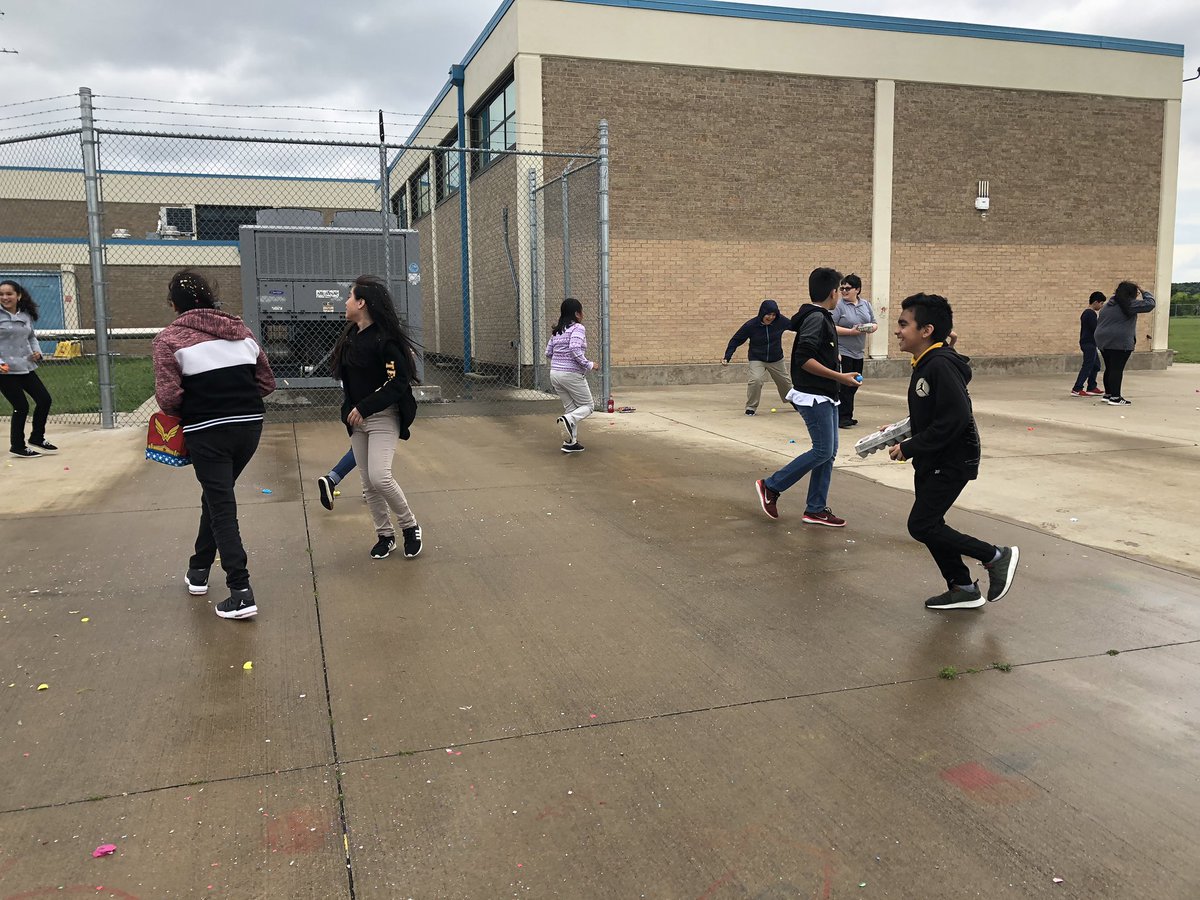 GuildaQuintero's tweet image. We might be the oldest students in our school, but at the end of the day we are still kids! #HappyEaster #happy5thgraders ❤️