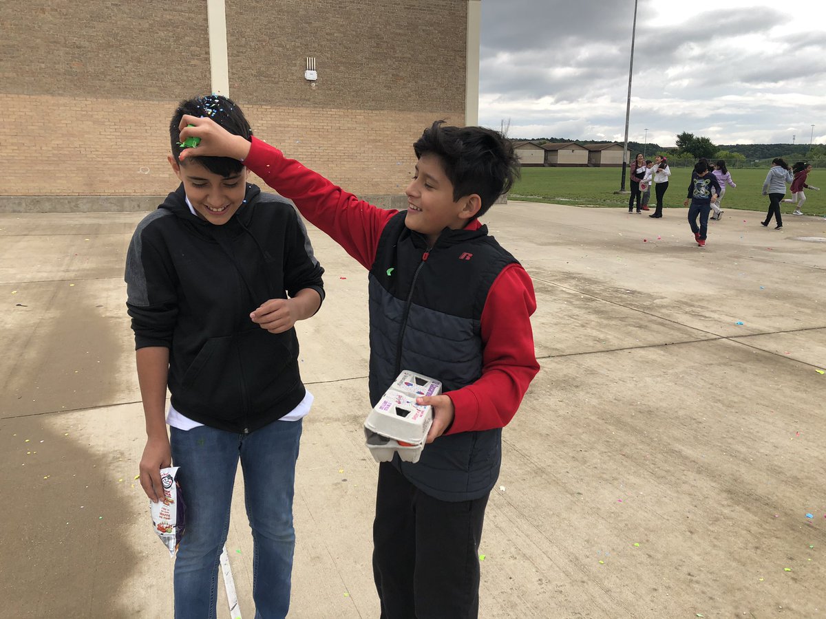 GuildaQuintero's tweet image. We might be the oldest students in our school, but at the end of the day we are still kids! #HappyEaster #happy5thgraders ❤️