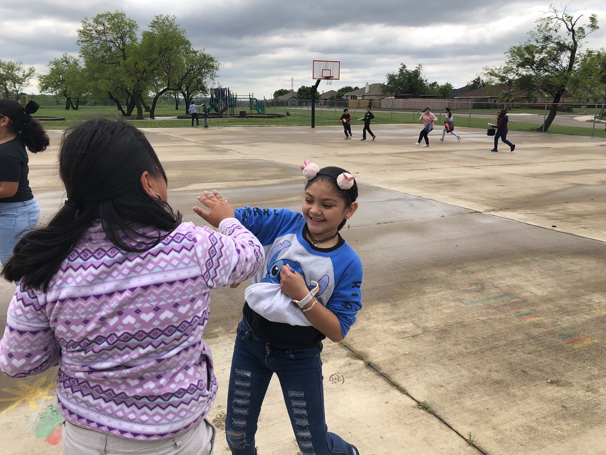 GuildaQuintero's tweet image. We might be the oldest students in our school, but at the end of the day we are still kids! #HappyEaster #happy5thgraders ❤️