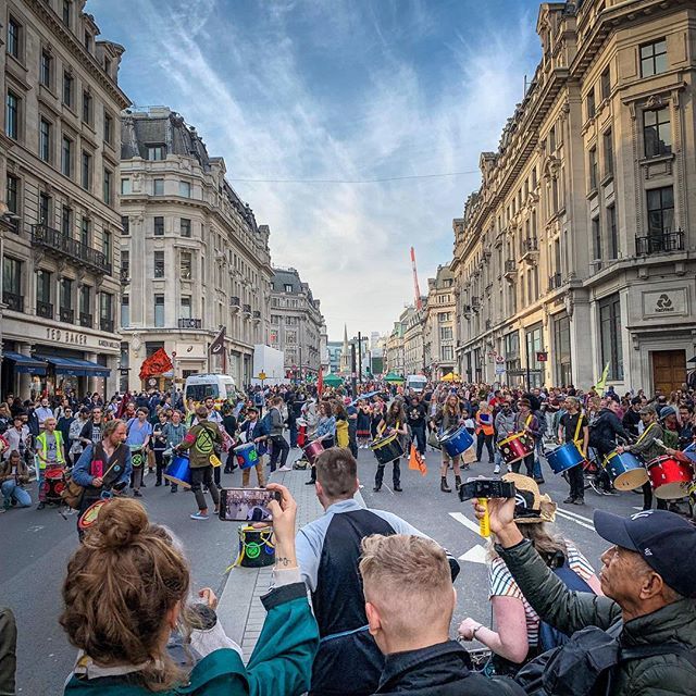 Another day of #extinctionrebellion ⠀
⠀
#shotoniphone  #london #londonist #londoner #londonhairstylist #london_city_photo #londonbylondoners #london🇬🇧 #wbtourlondon #londonsbest #london_enthusiast #londondiaries #londongraffiti #londoneye #londonart … bit.ly/2IDuc1M