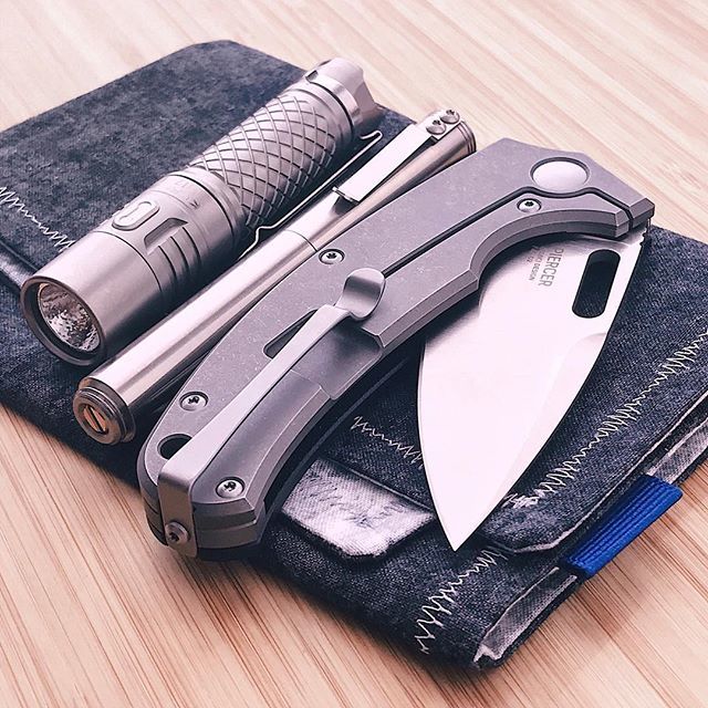 mifoto_se's tweet photo. Four day weekend ahead.
•
#edc #edcgear #everydaycarry #edcig #edcdump #edcshowcase #echodeltacharlienetwork #pocketdump #knife #knifenut #knivesofinstagram #knifestagram #knivesdaily #BlueLabelHanks #Klarus #KlarusLight #KlarusMi7Ti #SchonDSGN #Scho… https://t.co/nVIiCIKKHQ https://t.co/2plkTeuzIb