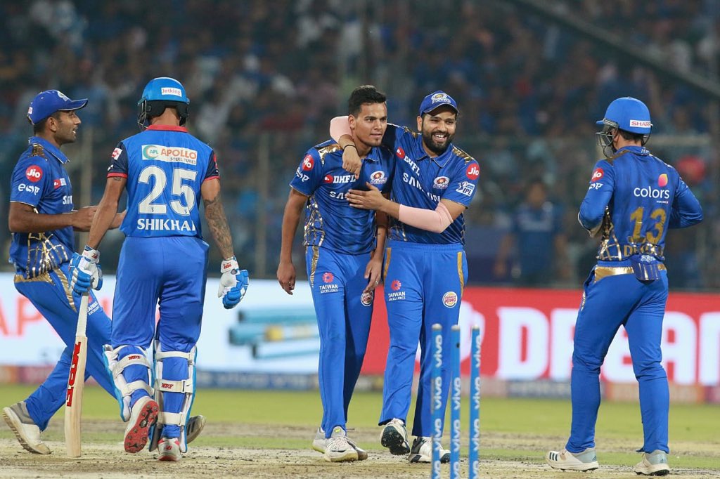 surya_14kumar's tweet photo. Maza aagaya.
Mumbai ho ya Dilli apni Paltan hai sab pe barsi.
Chahar ne toh chaar chaand laga diye aur @hardikpandya7 ne duniya hi hila daala. #completeTEAMeffort #DCvMI https://t.co/OUzWCj31Bm