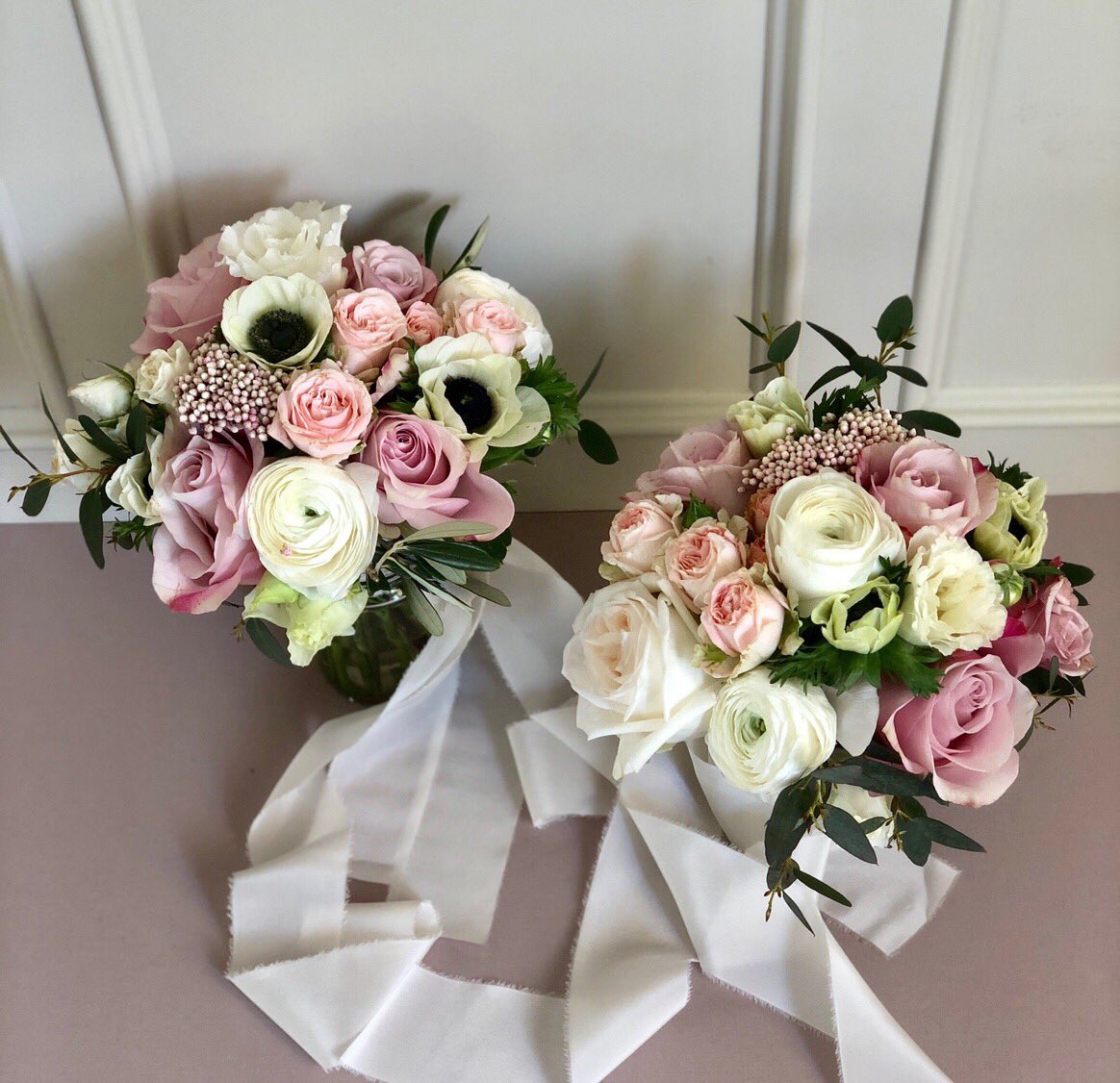 Bridesbabes 👯‍♀️

Pretty Panda Eyes in this pair of maids bouquets finished with tails of silk 🌸 

Getting married and looking for a florist? Book in to see me at my new space to chat all things floral over a cup of tea ☕️ 

#dreamwedding #bridesmaidbouquets #roses #loveflowers