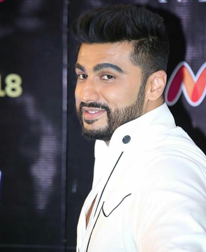 arjunkfans26's tweet photo. I see a dimple! 😍😘
❤ if you see it too...😉💙
.
.
@arjunk26 #arjunkapoor #baba #celebrity #actor #handsome #dapper #cool #mostwantedmunda #foreverfavourite #iffa2018 #iffarocks #smileybaba #thatfacethough #thatdimple #cute #love #candid #welovearjun💙 https://t.co/I4PqXVnZLF