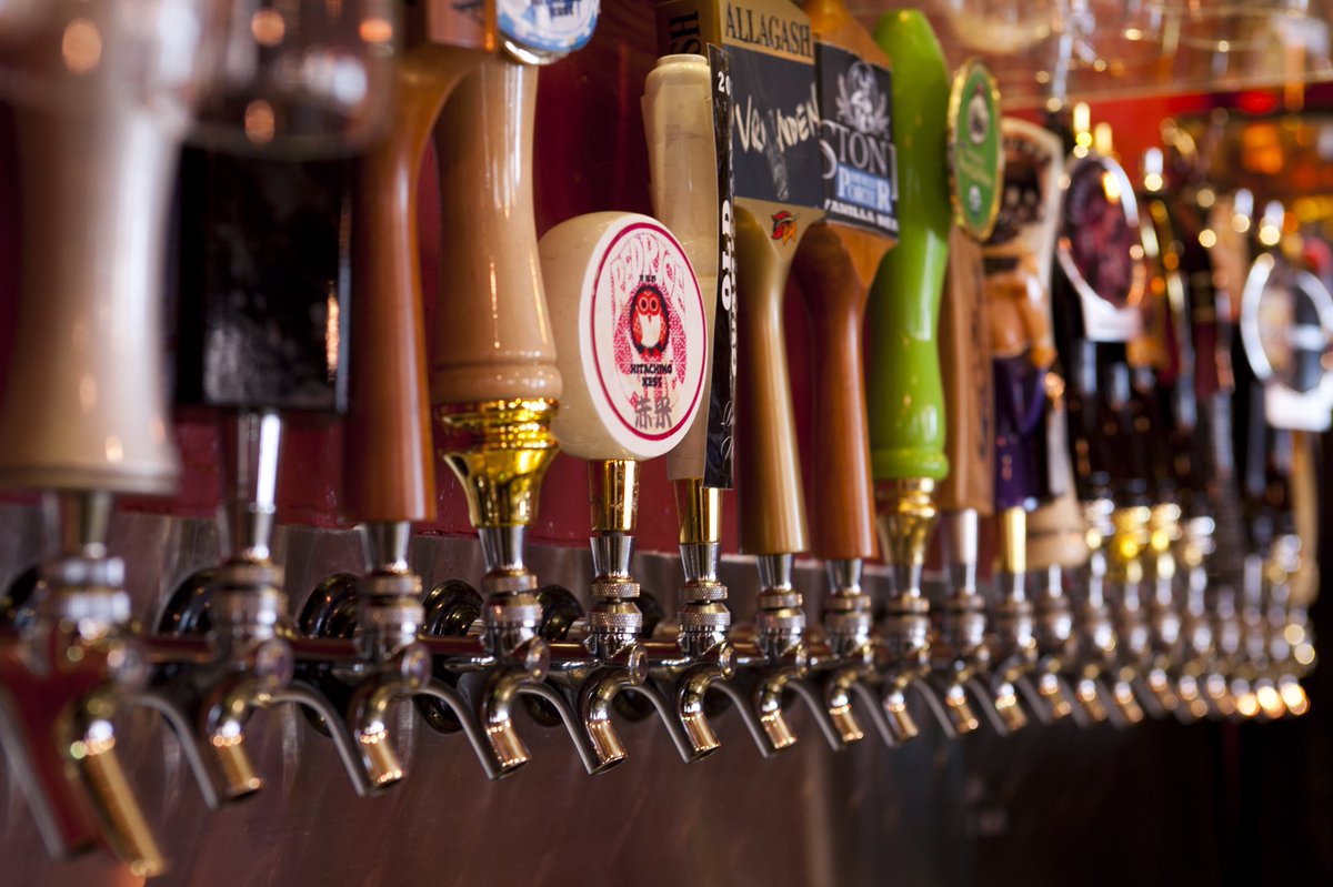 Club_400_'s tweet photo. HEY PIOS!! TONIGHT ONLY! 50¢ tap beers, 50¢ shots, triple cripples, and beer pong starting at 8 pm in our upstairs party bar. Let’s get “messed” up together tonight! #RollPios https://t.co/z2OuboOT6N