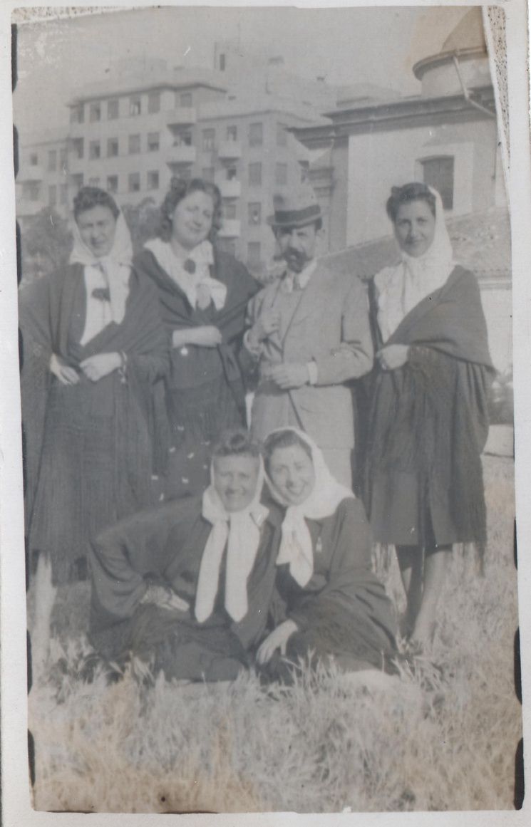 IntermediarteC's tweet photo. Gloria Fuertes (1917-1998) nació en la calle de la Espada. Creció en la plaza Tirso de Molina y en la calle Tres Peces. Tomaba vino y escribían en la taberna Antonio Sánchez, donde exhiben una fotografía suya. En la imagen, Gloria Fuertes en El Rastro. #HistoriaDeLavapies https://t.co/NP6v6cW6Fv