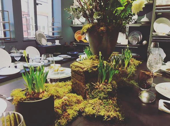 WalkingMatters's tweet photo. Spring has officially sprung in the @GoodfellowsLtd showroom! 💪🏻
#TabletopMatters
#creativejuices #goodfellowsgrafting #spring #flowers #bulbs #tabledisplay #londonshowroom https://t.co/DvUnMYvzmR