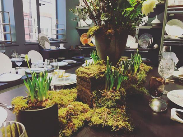 Spring has officially sprung in the @GoodfellowsLtd showroom! 💪🏻  
#TabletopMatters
#creativejuices #goodfellowsgrafting #spring #flowers #bulbs #tabledisplay #londonshowroom