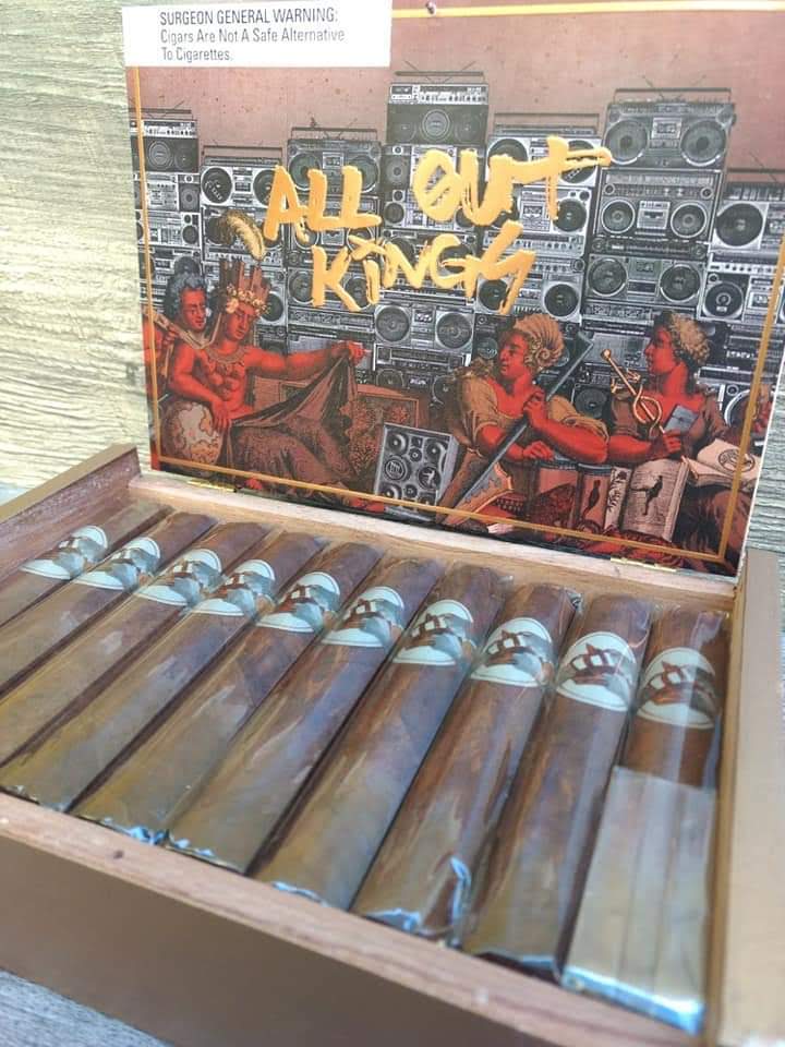 burguer68's tweet photo. #alloutkings #drewstate
All Out Kings es un proyecto de colaboración entre tres de los nombres más populares de la industria actual #JonathanDrew #WillyHerrera #RobertCaldwell Aquí la consistencia y la calidad de DE se encuentran con la inmaculada atención de Caldwell https://t.co/90sfa7nf71