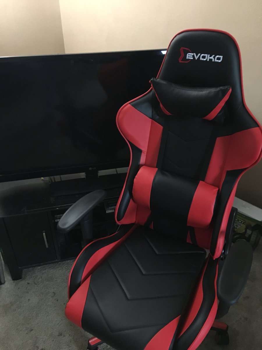 dshock071's tweet photo. Newest addition to my stream!!! Am I a pro now? #mixer #xbox #Devoko @SupStreamers @SmallStreamersC @WatchMixer @MixerRetweet @MixerShares https://t.co/Arj2sel0F3