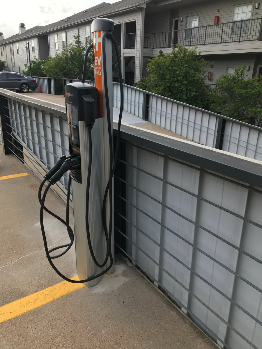 SmartChargeUSA's tweet image. #tbt to an install we completed earlier this week at the @GaelEssexHouse in Houston, TX!  

#chargepoint #level2charging #chargingstation #houstontexas #electriccar #electricvehicle #multifamily #chargingstation