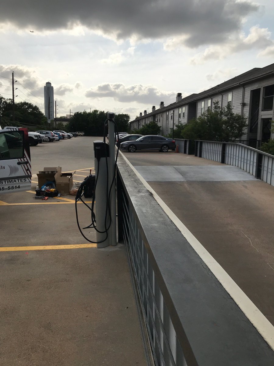 SmartChargeUSA's tweet image. #tbt to an install we completed earlier this week at the @GaelEssexHouse in Houston, TX!  

#chargepoint #level2charging #chargingstation #houstontexas #electriccar #electricvehicle #multifamily #chargingstation