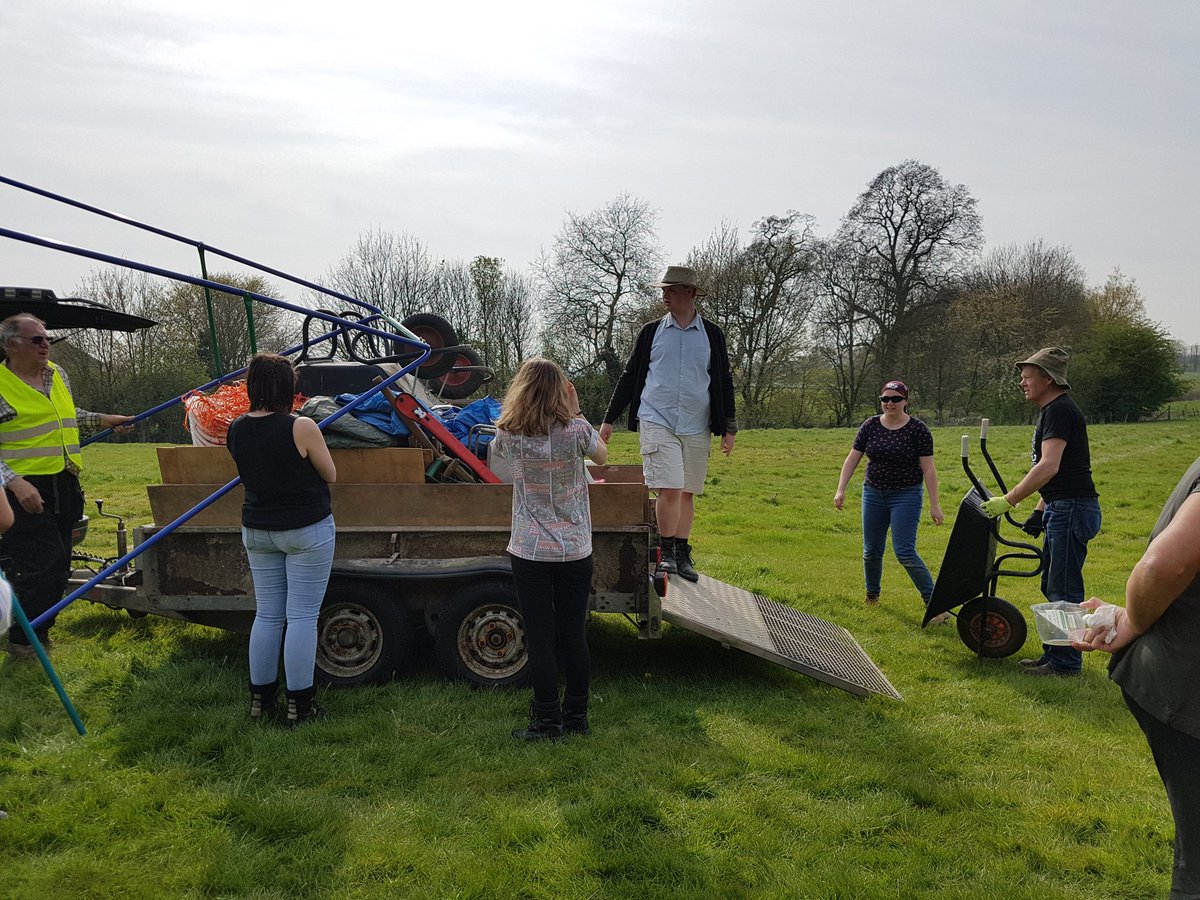 ZoeTomlinson2's tweet photo. Students returning and the trailer being loaded at the end of this week's dig. Great work everyone! #community #archaeology #har19 https://t.co/cysZHdQTVa