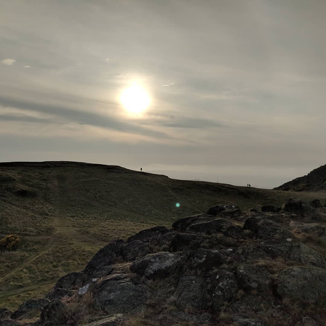 EdinRunTours's tweet photo. Long weekend here I we come! Kicked off with a #runtour around #holyrood park. What an evening for it! Bring it on 💪 #ukrunchat #Edinburgh https://t.co/VbyDT4kRqV