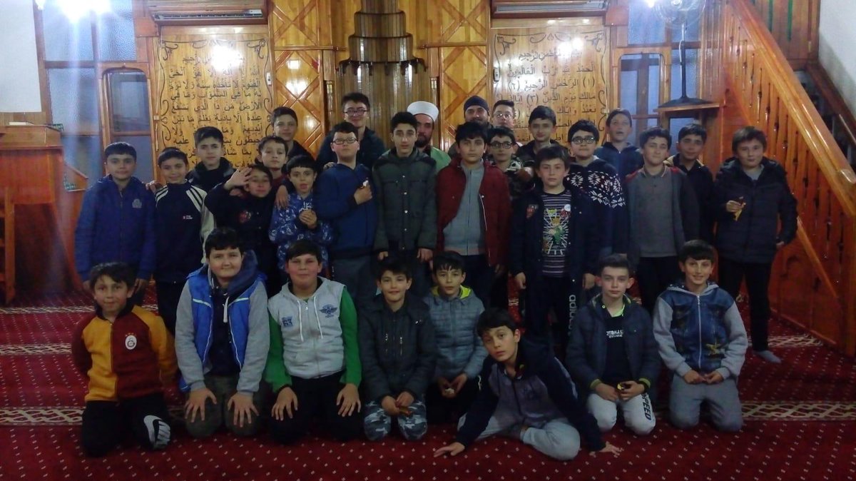 #TÜGVAOrtaokul
Ortaokullu kardeşlerimizle bugün İlçe Temsilcilik binamızda kitap okuma etkinliğimizi gerçekleştirdik. Sonrasında akşam namazı programı için Merkez Yukarı Camii'ne geçtik.