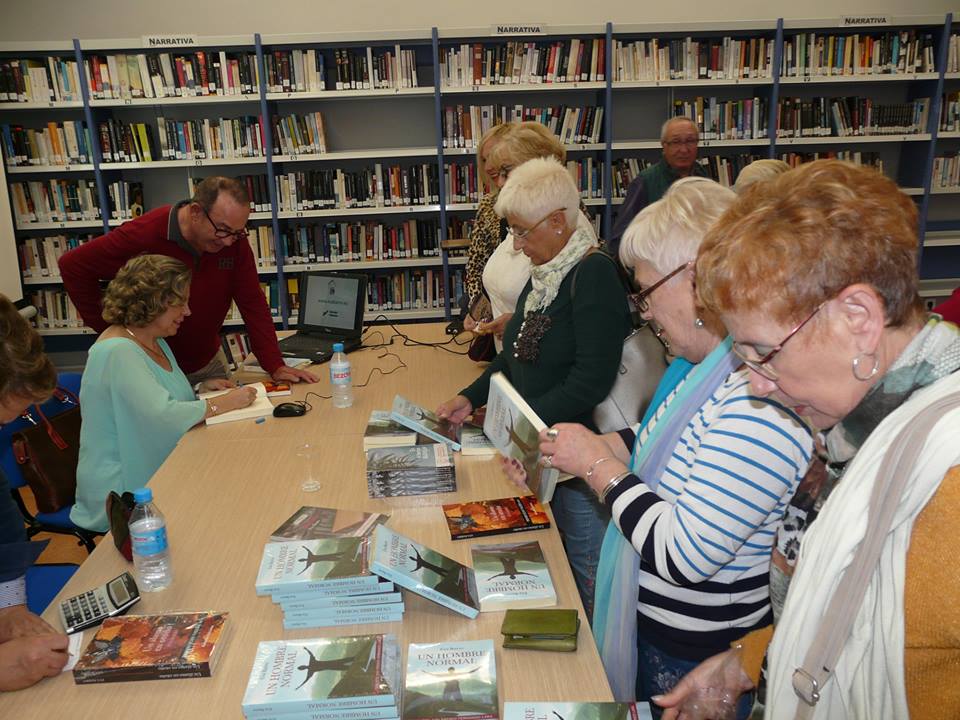 EvaBarroG's tweet photo. La presentación de "Un hombre normal" en la Biblioteca Miguel Galindo de Los Alcázares fue todo un éxito. Agradezco su esfuerzo a la Concejalía de Cultura que lo hizo posible y a Gregorio Fernandez que nos facilitó todos los medios, Con @Bohodon_Ed  y @TdP https://t.co/2FE9GNotDs