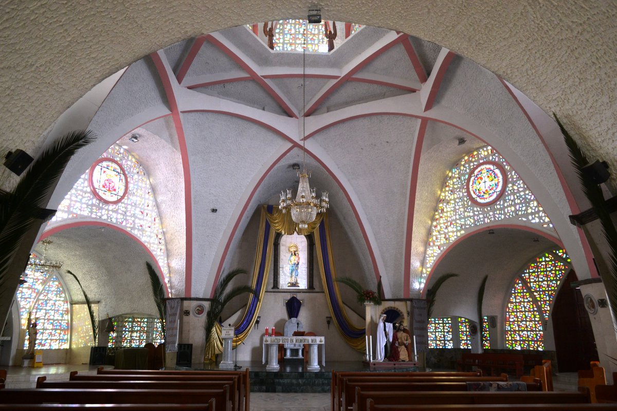 #NuestrosTemplos 🕌| Hoy #JuevesSanto visitamos la iglesia de Ma. Auxiliadora, erigida parroquia en 1988, diseñada por monseñor Adolfo Duque, el arquitecto Gustavo Moreno y el ingeniero Andrés Uriel Gallego.

Su forma circular simboliza la corona de María Auxiliadora 👑