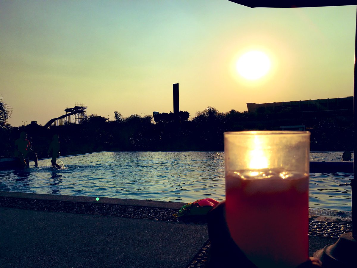 aline_tbk's tweet photo. ✨Tardes de luz✨🙏🏻tragos de Sol☀️ya casi todo listo! Los veo el Sábado 💛 en #Modesto222 con #Tributo #Shakira #kemocion #Nervios1000 🥰😬🙊 https://t.co/d7HcYMiVUN