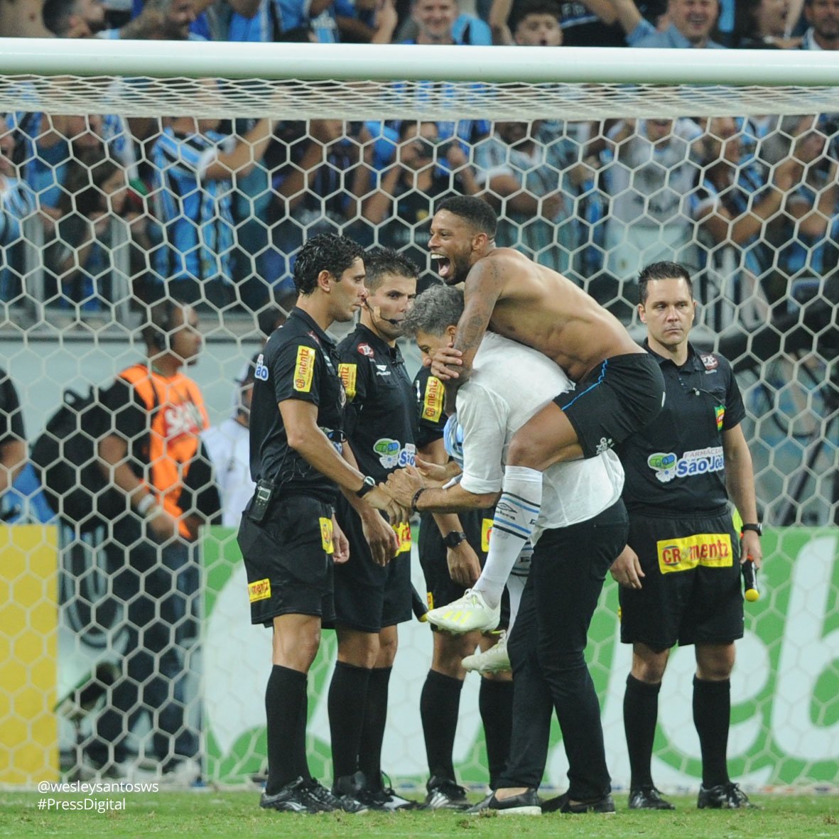 wesleysantosws's tweet photo. Grêmio Campeão Gaúcho 2019.
10 fotos da comemoração.
#gremio
#gauchao
#Grena
#PressDigital
#DSL https://t.co/c6gKprhfYL