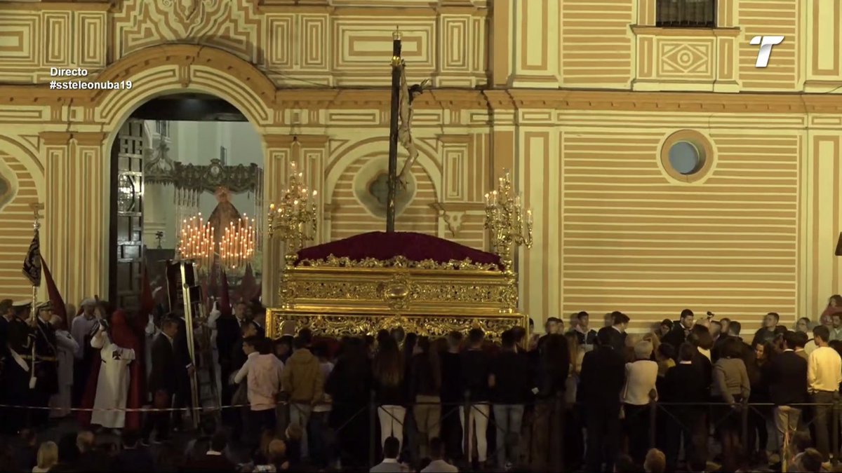 vision_cofrade's tweet photo. La Hdad. de los Judios continúa saliendo de la Catedral. Ya está en la calle el Stmo. Xto. del Buen Viaje.

#SSantaHuelva19 https://t.co/VwenZQ5PLn