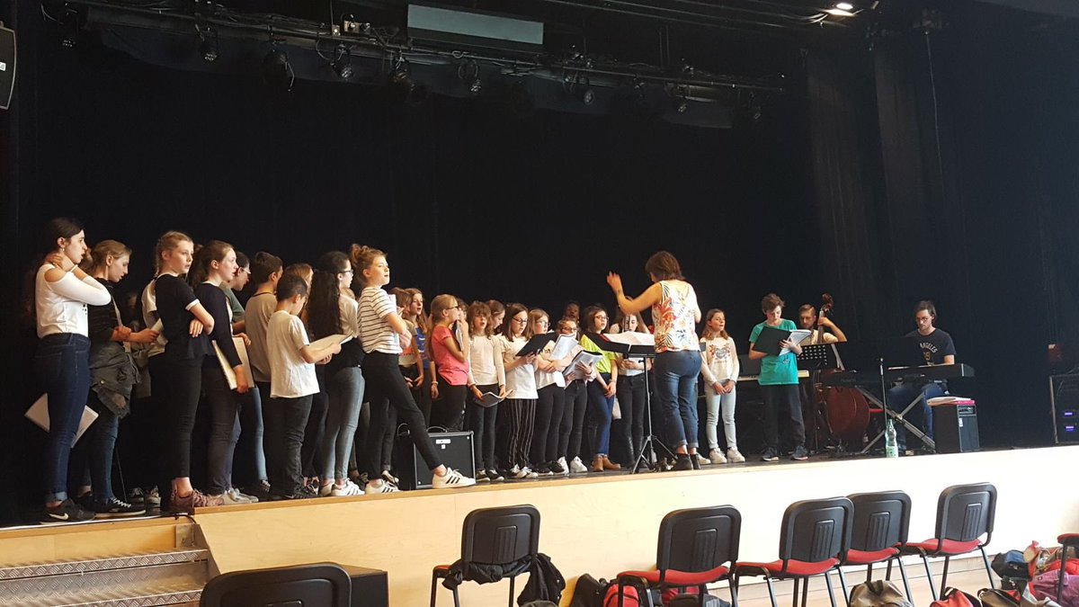 ArthurChaussy's tweet photo. Notre chorale en répétition à #Chevry Cossigny à la #marmite avant une belle représentation ce soir. Final au #Safran à la fin de l’année scolaire. #merci à la mairie de #chevrycossigny de nous accueillir. @Jonathan_Wofsy @algael77 https://t.co/rsJOhaHuLt