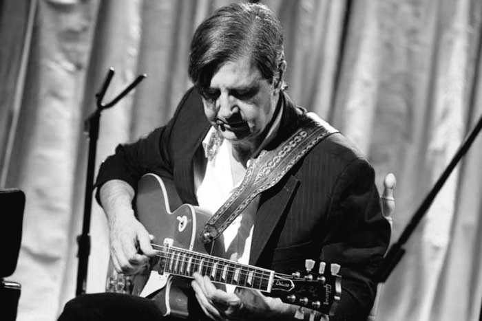 Gran pérdida para el mundo musical, Estopero Y español. Vuelta alto maestro. Que el rumbaketumba resuene cuando cae la luna a pesar que ya estás exiliado como Camarón ¡Penas con rumba pa' que los demonios de tu partida no duelan!