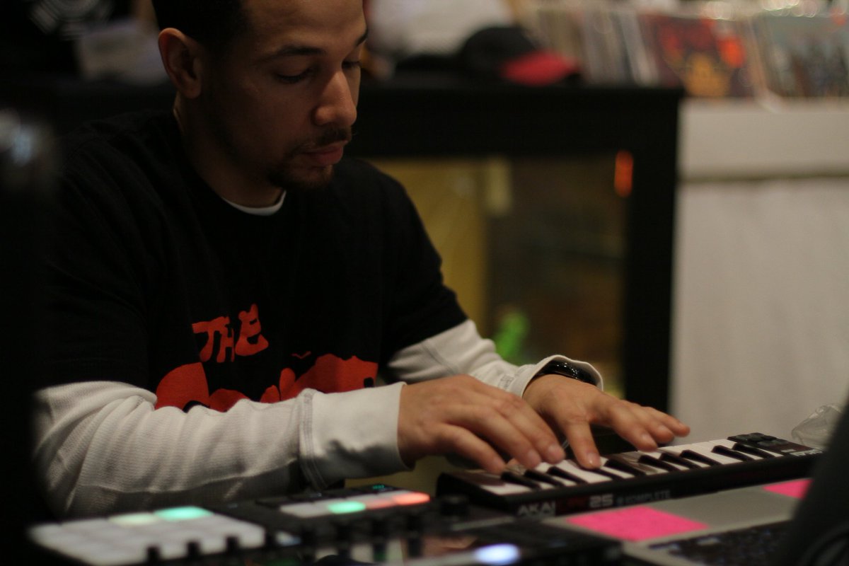 TheShiftBOS's tweet image. #tbt to the sixth Shift with @MelksPRODUCER.

We're back next Saturday with @16bitspit for number thirteen at Union Sound.

MELKS tape: audiomack.com/album/ar-class…

#TheShiftBOS #RepNewEngland