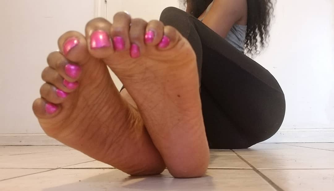 CFootGoddessx's tweet photo. Throwback Pinky 💗

#giantessfeet #ebonygiantess #bigtoes #longfeet #longtoes #feetfetish #findomgoddess #ebonyfootgoddess #findom #paypigges #worshipmyfeet #walletdrain #humanatm #solesandbooty

@finsubrt @Rtsuck3r @rt_feet https://t.co/EKPqWfaKIs