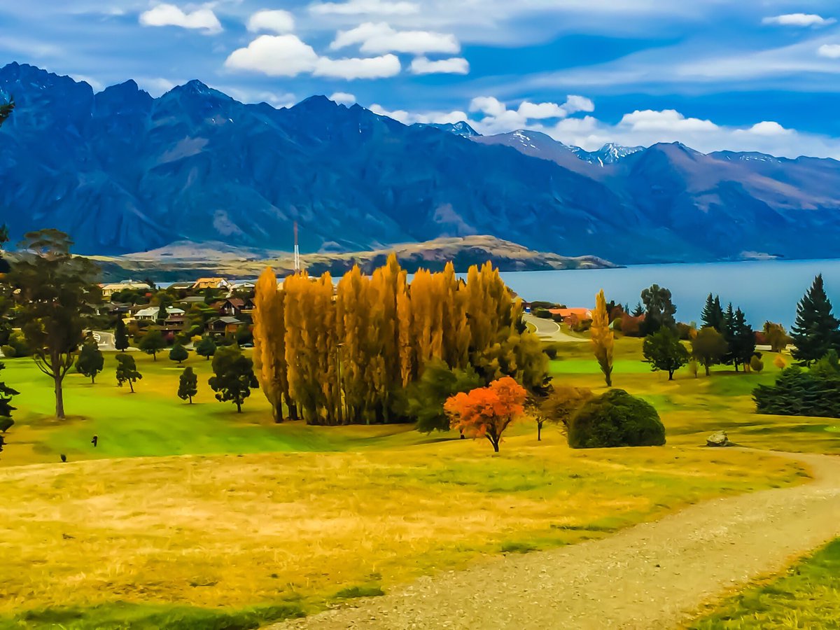 QueenstownTaxis's tweet photo. Some of the most scenic views in Queenstown are from the golf courses.
Grab your clubs this Easter! Whether you’re a scratch golfer or out for a bit of wack smack, the views are the same.
#queenstown #queenstowngolfclub #jackspoint #millbrook #thehillsgolfclub #arrowtowngolfclub https://t.co/ndakpah0uv