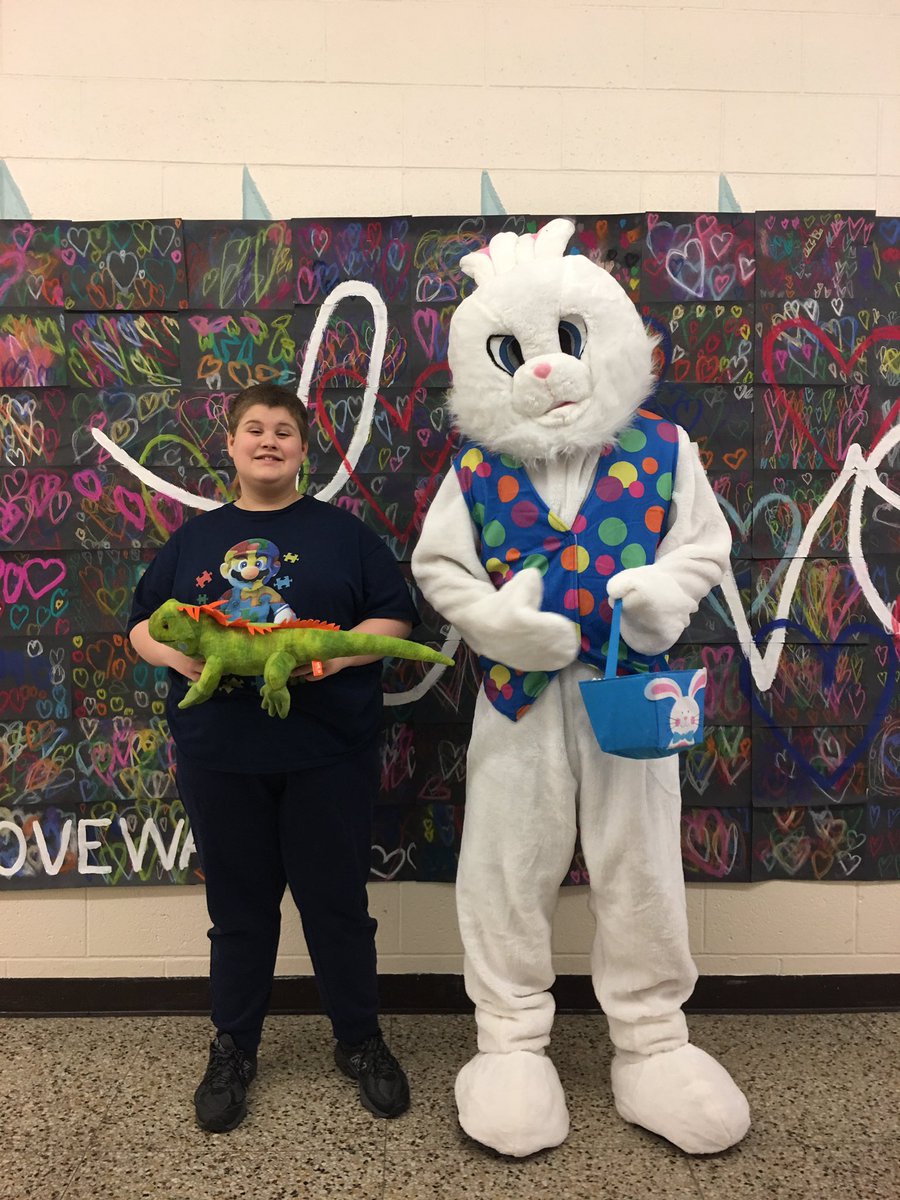 We had a special visitor at We Care today. 🐰 🦎 #LearningWithALizard #OnceACard #LoveWall <a href="/Ridge_WeCare/">Ridge We Care</a> <a href="/RidgeElemMentor/">Ridge Elementary</a> <a href="/OsobRidge/">Ridge One School One Book</a>