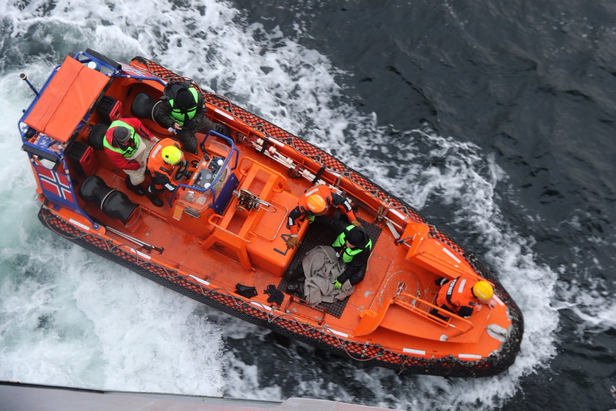 KV Sortland reddet i dag tre turistfiskere opp av sjøen ved Senja etter at båten deres kantret. Alle var i god behold. KV Sortland bistår Troms PD med å undersøke hendelsesforløp.