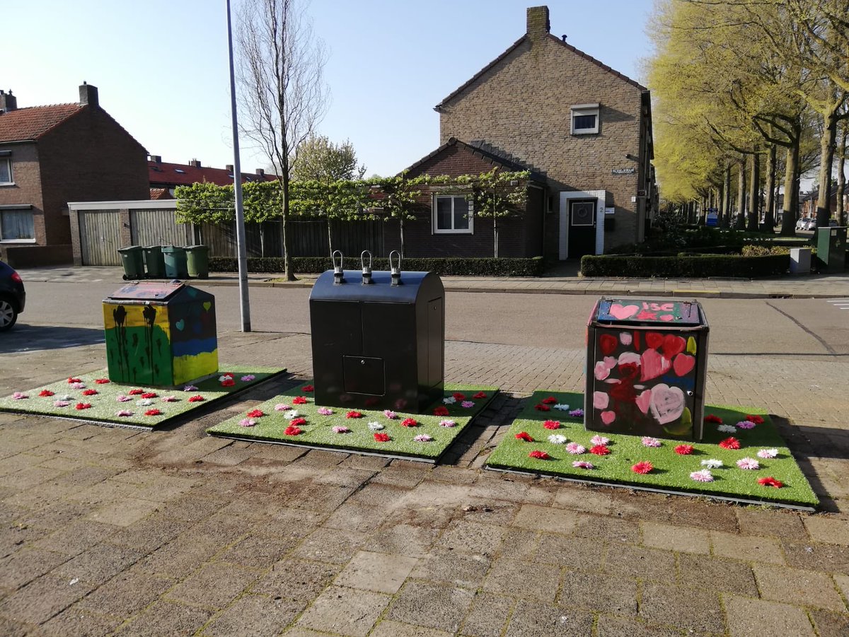 GroenewoudWeert's tweet photo. De glascontainers in de Kesselstraat staan er voortaan heel strak bij. Nu maar hopen dat het erom heen netjes blijft. Precies waar het voor bedoeld is. Prachtig gezicht zo 😀 https://t.co/QOjOcu4YZS