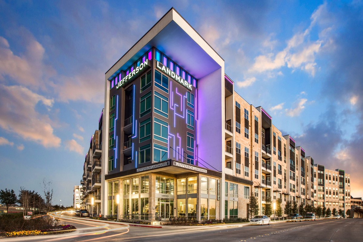 Accented with linear LED lights, Jefferson Landmark won Best Architectural Design — #Multifamily Community this weekend at the McSAM awards presented by @DallasBA. To see more visit, bit.ly/2R3ieAk. @JPIcompanies