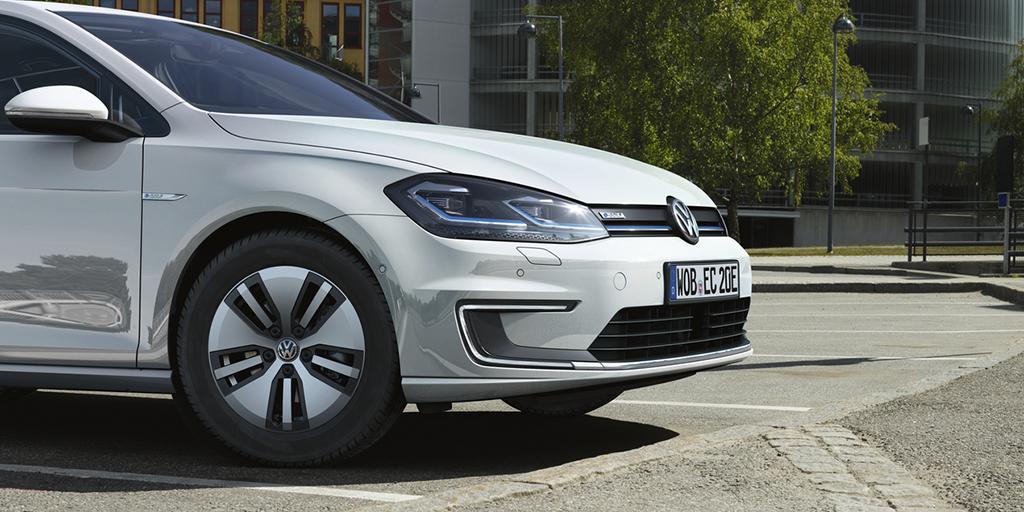 VW_es's tweet photo. Alumbra nuevos caminos. Nuevo e-Golf 100% eléctrico 👌 https://t.co/GlZHsby29b #VWeGolf #Volkswagen #VW https://t.co/dp13C0ryR2
