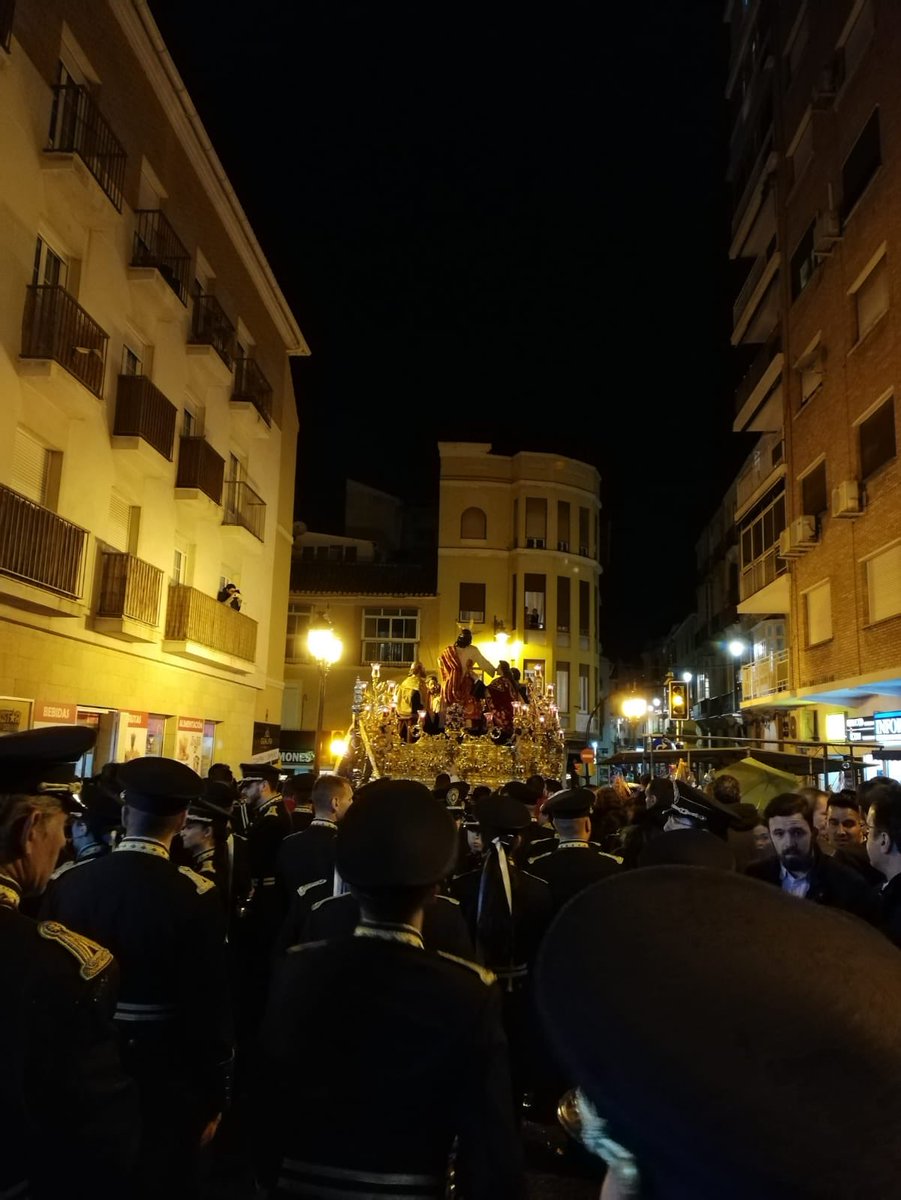 RedencionCordob's tweet photo. La Hermandad decide recortar por la calle Tejón y Rodríguez al sorprenderle de nuevo la lluvia.

#JuevesSanto
#RedencionCordoba
#SemanaSanta2019 https://t.co/RXU9YJMqv0