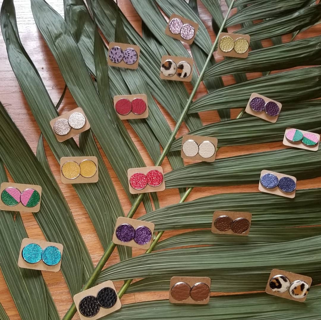 kreatvstatement's tweet photo. 'Cute as a button' leather button earrings...#dresstomanifest 
#fashionstatement 
#makeastatement 
#kreativstatement 
#makeheadsturn 
#conversationpiece
#boldearrings 
#boldaccessories 
#earcandy
#earrings
#leatherjunkie
#fashionjunkie
#fashionista
#smallearrings 
#fashionista https://t.co/HqDoHPWlWC