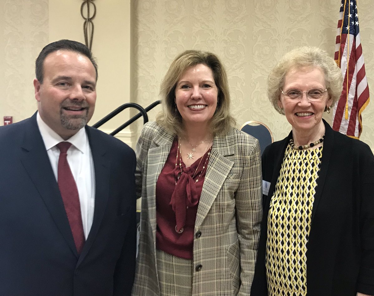 AkronRoundtable's tweet photo. It was a pleasure to hear from @GinaDrosos at today’s @AkronRoundtable! Her clear vision for @SignetJewelers is setting the company on a course for success. Special thanks to our luncheon sponsor, Cedarwood. https://t.co/BX2XkL9HUG