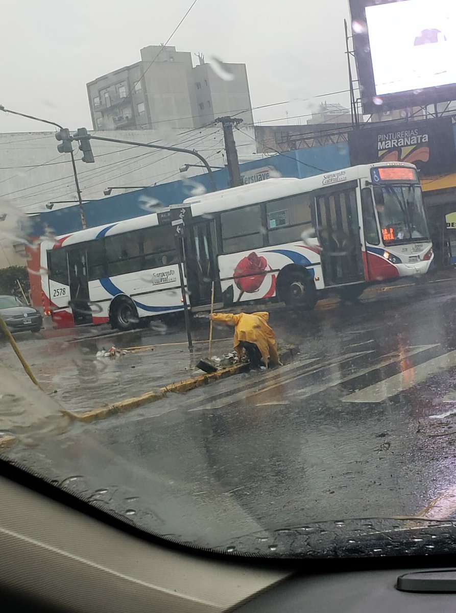 ReForros's tweet photo. Te parece digno que un pobre laburante tenga que estar metiendo la mano, bajo la lluvia,porque vos sos un forro que tiras la basura donde se te canta?Total,desaparece de tu vista y listo.Esto también es parte de la educación gente. Va desde un papel hasta la colilla de un cigarro https://t.co/1Et6cD1eiM