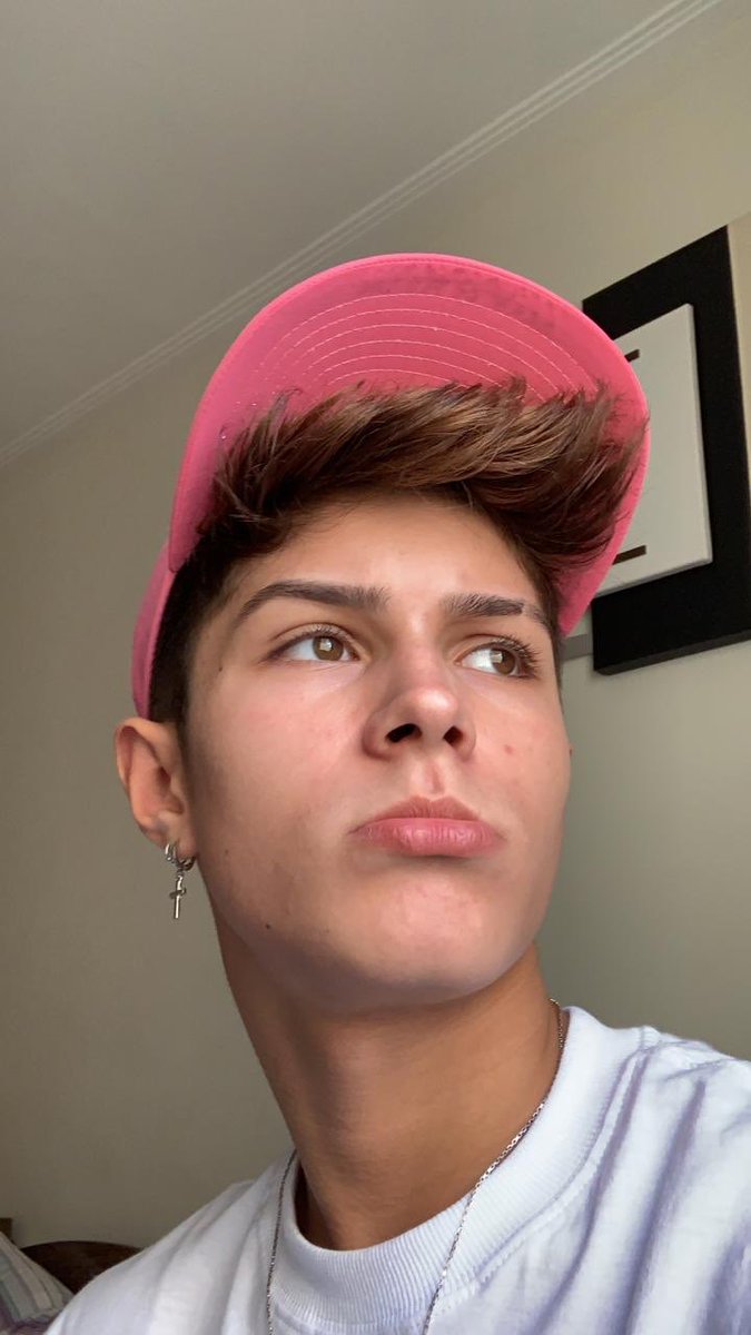 Juanpablboy's tweet photo. Seola o jeito que a gente acordo gato hoje é diferente etc e tals ble @guupazz @jpmotaaa https://t.co/fNFsYwnnt2