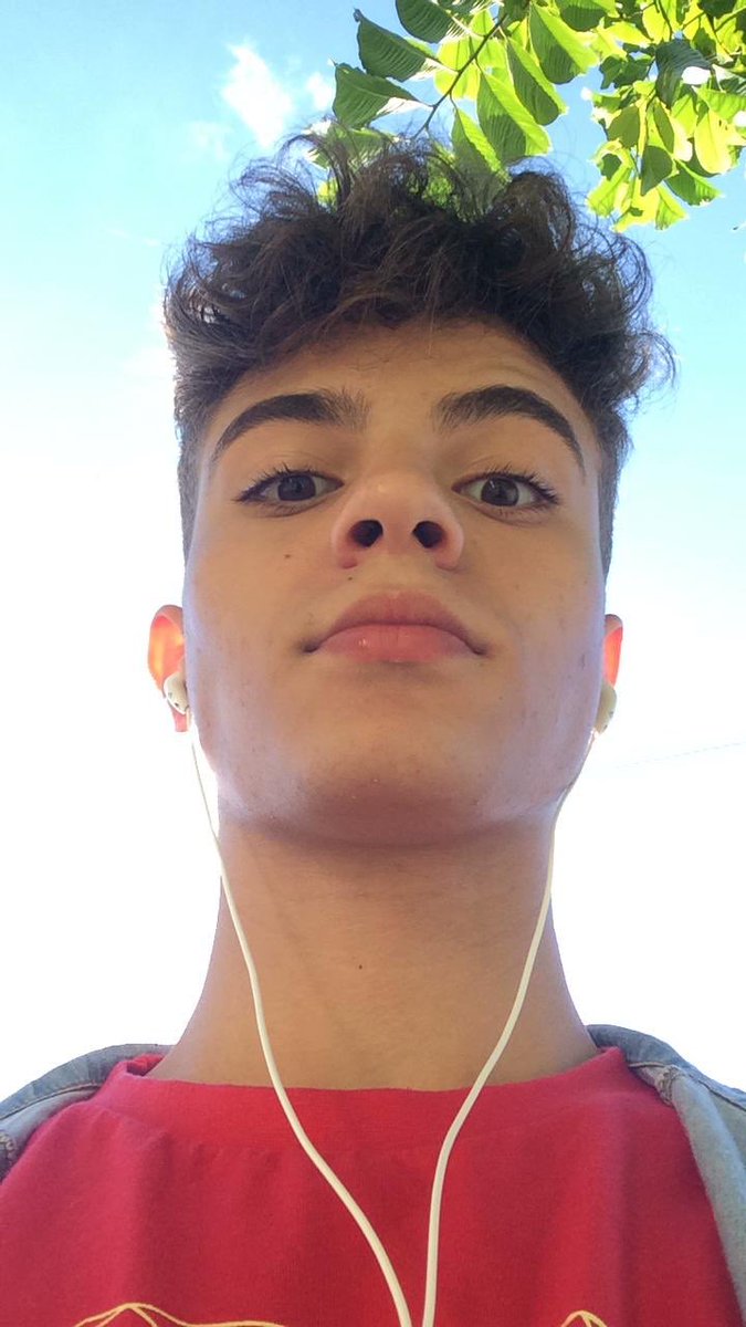 Juanpablboy's tweet photo. Seola o jeito que a gente acordo gato hoje é diferente etc e tals ble @guupazz @jpmotaaa https://t.co/fNFsYwnnt2