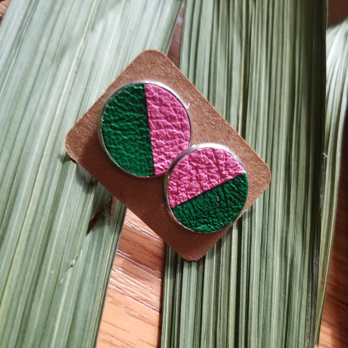 kreatvstatement's tweet photo. For my Sorors who love cute little earrings!! Leather button earrings 💗💚
#alphakappaalpha #aka1908 #aka #1908 #sororitygirl #handcraftedearrings https://t.co/KUIJqUlivA