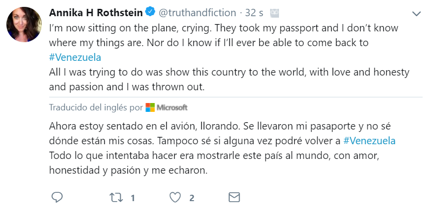 VPITV's tweet photo. #18Abr "Ahora estoy sentada en el avión, llorando. Se llevaron mi pasaporte y no sé dónde están mis cosas. Tampoco sé si alguna vez podré volver a #Venezuela", expresó la periodista Annika H Rothstein, al ser deportada. https://t.co/gQuHXzagKH